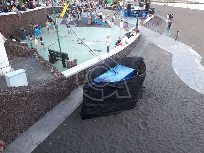 Grupo electrógeno de las fiestas instalado junto al parque infantil (Foto TA)