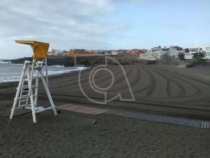 La playa tras el festival de música, anoche en La Garita (Foto TA)