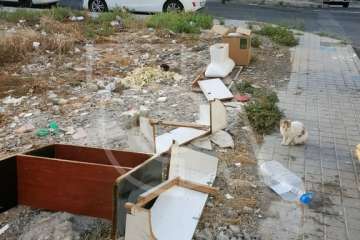 Telde: Contenedores vacíos y basura por fuera (Foto TA)