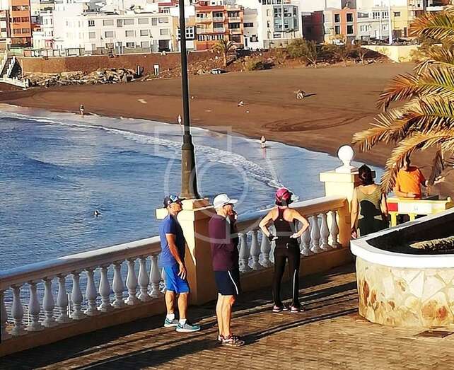 El acceso a la escalinata que baja a Melenara desde Taliarte está vallado desde las 8.30 horas (Foto TA)