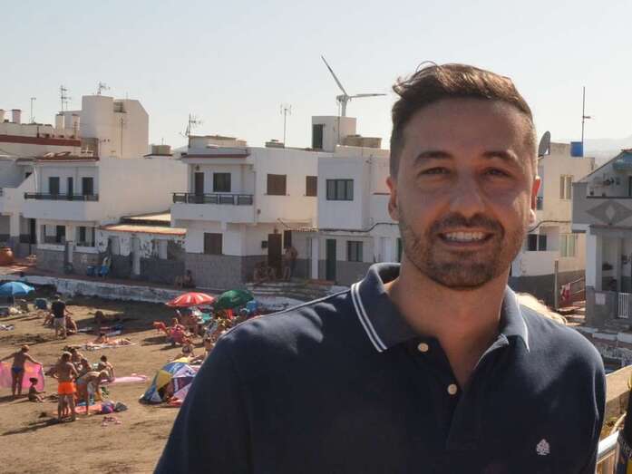 Juan Antonio Peña, concejal y portavoz de Ciuca, en la playa de Ojos de Garza, donde pasó momentos de  su infancia y adolescencia (Foto TA)