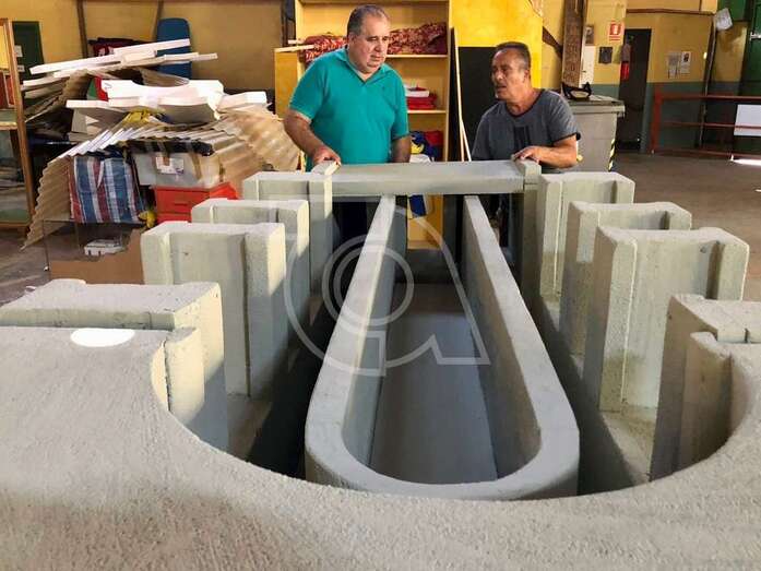 Los operarios de Festejos ultiman el diseño de la alegoría de la carreta (Foto TA)