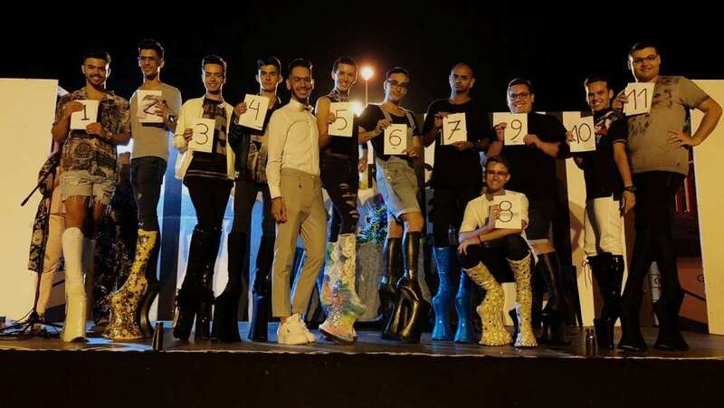 Los participantes en la gala drag de El Caracol muestran su número del orden de salida (Foto Francisco Javier Santana)