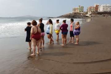 Respiro familiar se da un chapuzón en Melenara (Foto TA)