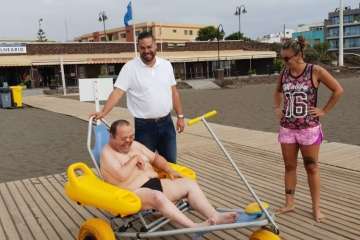 Respiro familiar se da un chapuzón en Melenara (Foto TA)