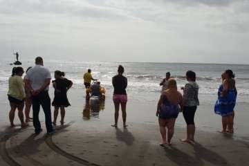 Respiro familiar se da un chapuzón en Melenara (Foto TA)