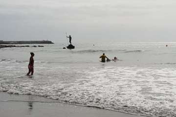 Respiro familiar se da un chapuzón en Melenara (Foto TA)