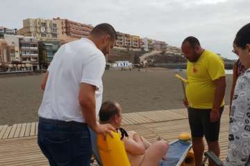 Respiro familiar se da un chapuzón en Melenara (Foto TA)