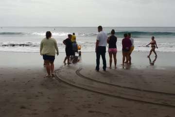 Respiro familiar se da un chapuzón en Melenara (Foto TA)