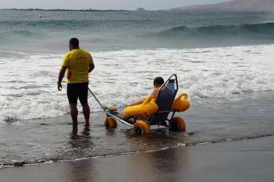Respiro familiar se da un chapuzón en Melenara (Foto TA)