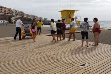 Respiro familiar se da un chapuzón en Melenara (Foto TA)