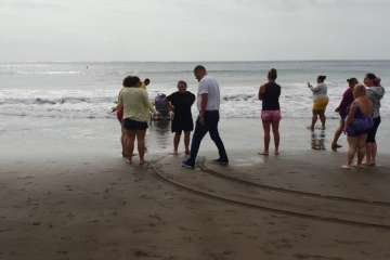 Respiro familiar se da un chapuzón en Melenara (Foto TA)