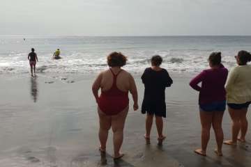 Respiro familiar se da un chapuzón en Melenara (Foto TA)