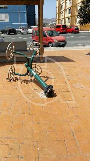 Uno de los aparatos desenclavados de la acera donde está en la calle de Fernando Sagaseta (Foto TA)