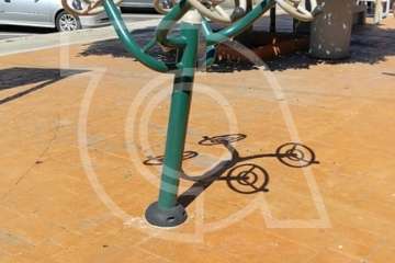 Aparatos para hacer ejercicios al aire libre, desenclavados del suelo en el Valle de Jinámar (Foto TA)