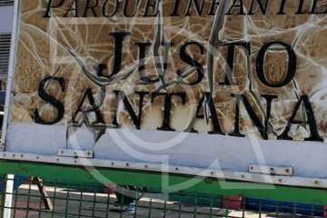 Aparatos para hacer ejercicios al aire libre, desenclavados del suelo en el Valle de Jinámar (Foto TA)