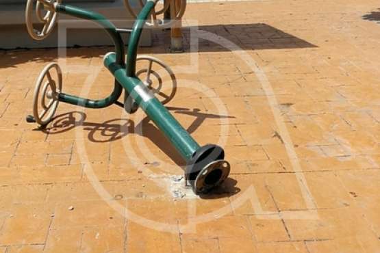 Aparatos para hacer ejercicios al aire libre, desenclavados del suelo en el Valle de Jinámar (Foto TA)