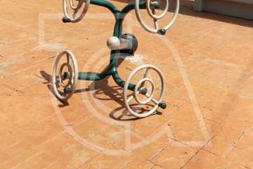 Aparatos para hacer ejercicios al aire libre, desenclavados del suelo en el Valle de Jinámar (Foto TA)