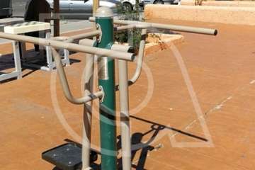 Aparatos para hacer ejercicios al aire libre, desenclavados del suelo en el Valle de Jinámar (Foto TA)