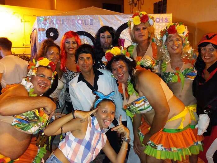 Asistentes a la fiesta de anoche en la plaza de La Garita (Foto José Carreño)