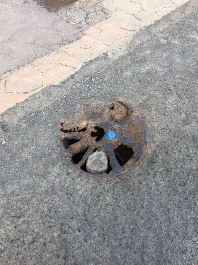 Estado de la arqueta situada en la calle de Bécquer, en Playa del Hombre (Foto TA)
