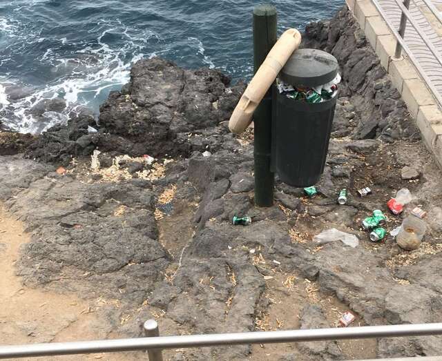 Latas, colillas y otras basuras se dispersan por la costa de La Garita (Foto TA)