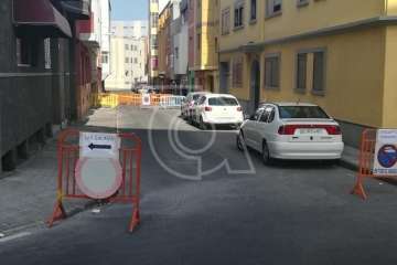 Cierre de una calle en La Garita por la caída de trozos del frontis de un edificio (Foto TA)