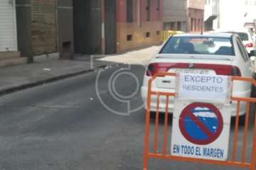 Cierre de una calle en La Garita por la caída de trozos del frontis de un edificio (Foto TA)