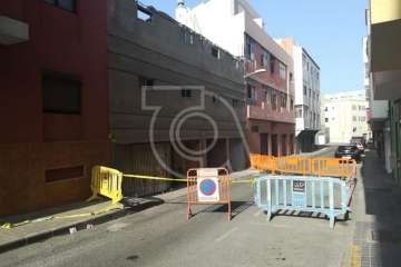 Cierre de una calle en La Garita por la caída de trozos del frontis de un edificio (Foto TA)