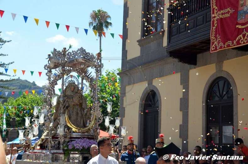 La imagen de la Virgen del Pino, este sábado por el casco de Teror bajo una petalada (Foto Francisco J. Santana)