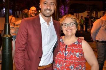 La playa de Ojos de Garza se pone en fiestas con un pasacalles y el pregón de Juan Antonio Peña (Foto TA e Isabel Quintana)