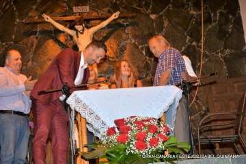 La playa de Ojos de Garza se pone en fiestas con un pasacalles y el pregón de Juan Antonio Peña (Foto TA e Isabel Quintana)