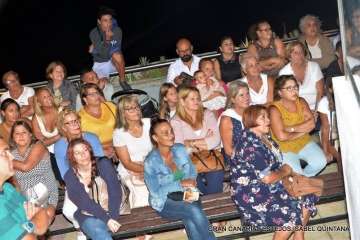 La playa de Ojos de Garza se pone en fiestas con un pasacalles y el pregón de Juan Antonio Peña (Foto TA e Isabel Quintana)