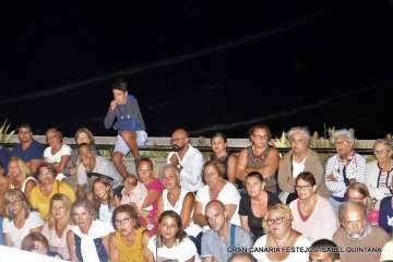 La playa de Ojos de Garza se pone en fiestas con un pasacalles y el pregón de Juan Antonio Peña (Foto TA e Isabel Quintana)