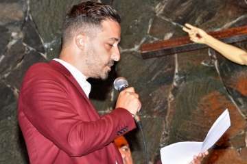 La playa de Ojos de Garza se pone en fiestas con un pasacalles y el pregón de Juan Antonio Peña (Foto TA e Isabel Quintana)