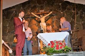 La playa de Ojos de Garza se pone en fiestas con un pasacalles y el pregón de Juan Antonio Peña (Foto TA e Isabel Quintana)