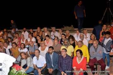 La playa de Ojos de Garza se pone en fiestas con un pasacalles y el pregón de Juan Antonio Peña (Foto TA e Isabel Quintana)