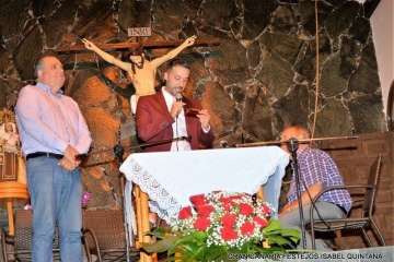 La playa de Ojos de Garza se pone en fiestas con un pasacalles y el pregón de Juan Antonio Peña (Foto TA e Isabel Quintana)