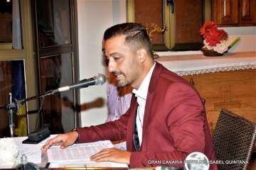 La playa de Ojos de Garza se pone en fiestas con un pasacalles y el pregón de Juan Antonio Peña (Foto TA e Isabel Quintana)