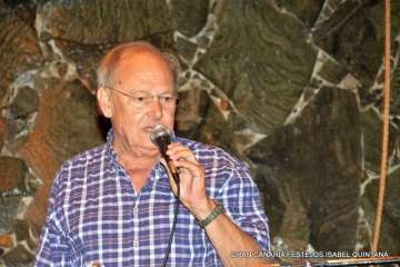 La playa de Ojos de Garza se pone en fiestas con un pasacalles y el pregón de Juan Antonio Peña (Foto TA e Isabel Quintana)