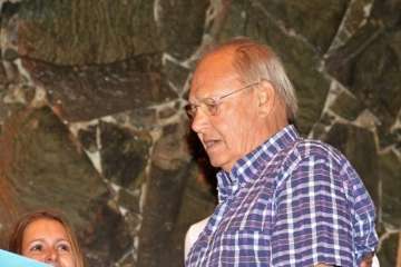 La playa de Ojos de Garza se pone en fiestas con un pasacalles y el pregón de Juan Antonio Peña (Foto TA e Isabel Quintana)