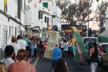La playa de Ojos de Garza se pone en fiestas con un pasacalles y el pregón de Juan Antonio Peña (Foto TA e Isabel Quintana)