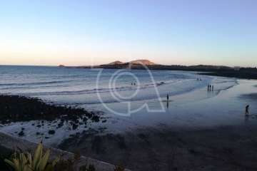 La playa de Ojos de Garza se pone en fiestas con un pasacalles y el pregón de Juan Antonio Peña (Foto TA e Isabel Quintana)
