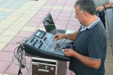 La playa de Ojos de Garza se pone en fiestas con un pasacalles y el pregón de Juan Antonio Peña (Foto TA e Isabel Quintana)