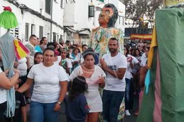 La playa de Ojos de Garza se pone en fiestas con un pasacalles y el pregón de Juan Antonio Peña (Foto TA e Isabel Quintana)