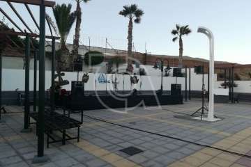 La playa de Ojos de Garza se pone en fiestas con un pasacalles y el pregón de Juan Antonio Peña (Foto TA e Isabel Quintana)