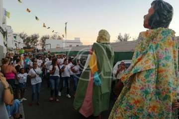 La playa de Ojos de Garza se pone en fiestas con un pasacalles y el pregón de Juan Antonio Peña (Foto TA e Isabel Quintana)