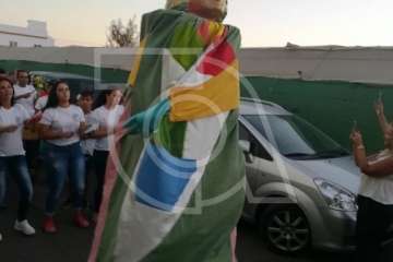 La playa de Ojos de Garza se pone en fiestas con un pasacalles y el pregón de Juan Antonio Peña (Foto TA e Isabel Quintana)