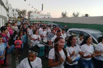 La playa de Ojos de Garza se pone en fiestas con un pasacalles y el pregón de Juan Antonio Peña (Foto TA e Isabel Quintana)