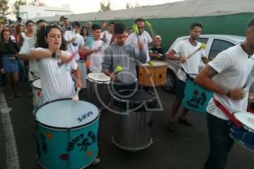 La playa de Ojos de Garza se pone en fiestas con un pasacalles y el pregón de Juan Antonio Peña (Foto TA e Isabel Quintana)